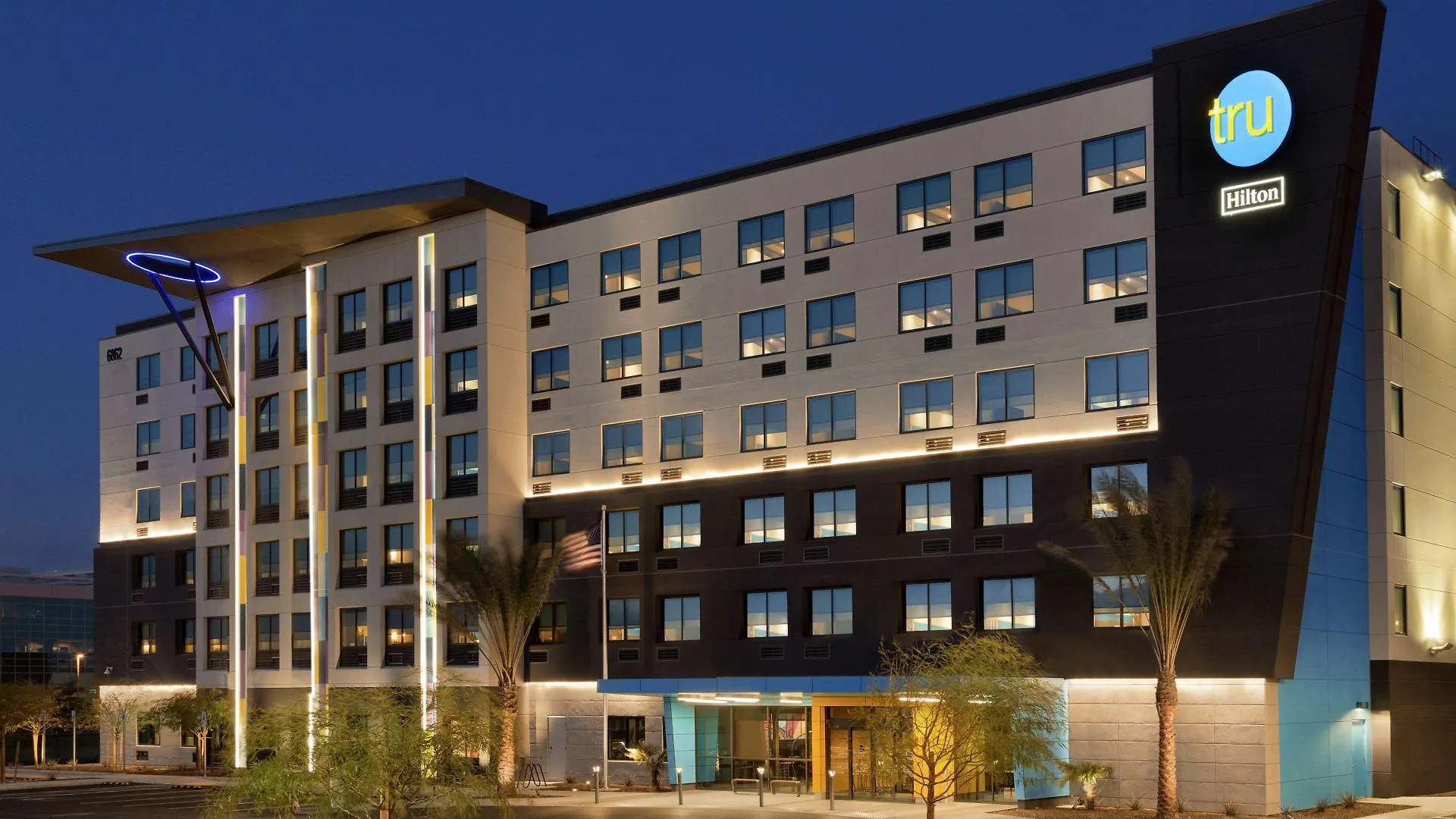 Staying Near Mandalay Bay Shark Reef: 15 Airport Hotels Compared
