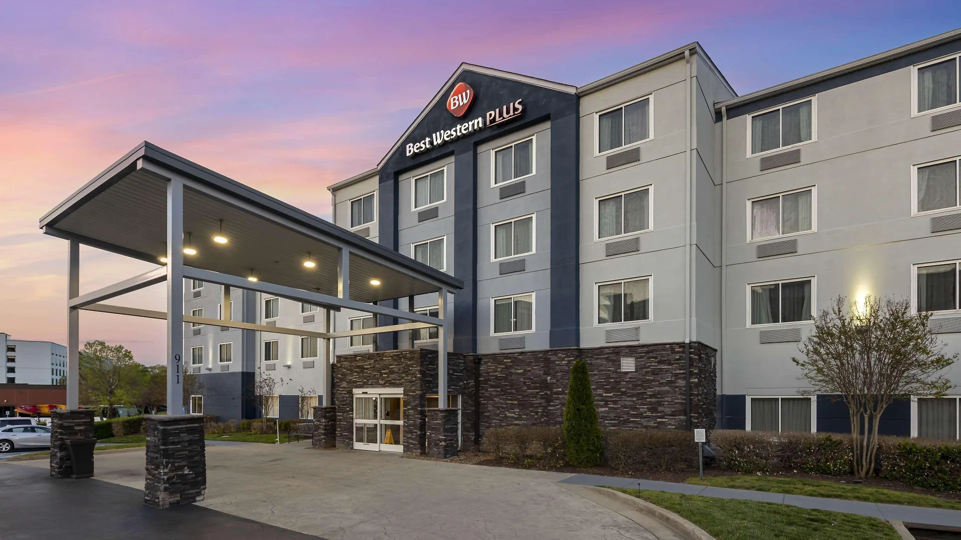 15 Smart Business Hotels Near Lane Motor Museum Worth Booking