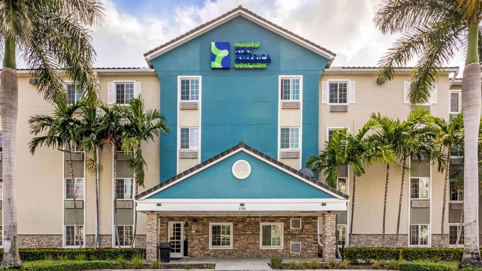 Staying Near War Memorial Auditorium: 15 Airport Hotels Compared