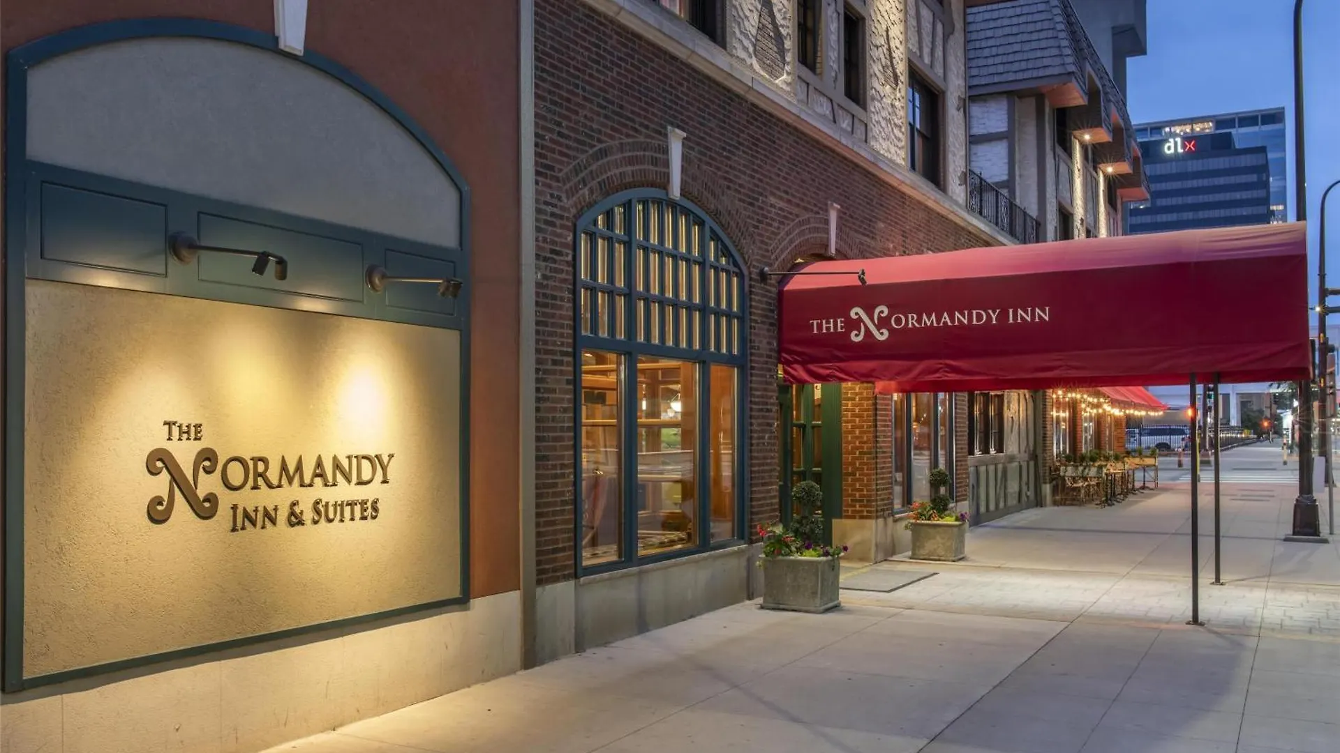 Staying In Downtown West: 7 Business Hotels Compared