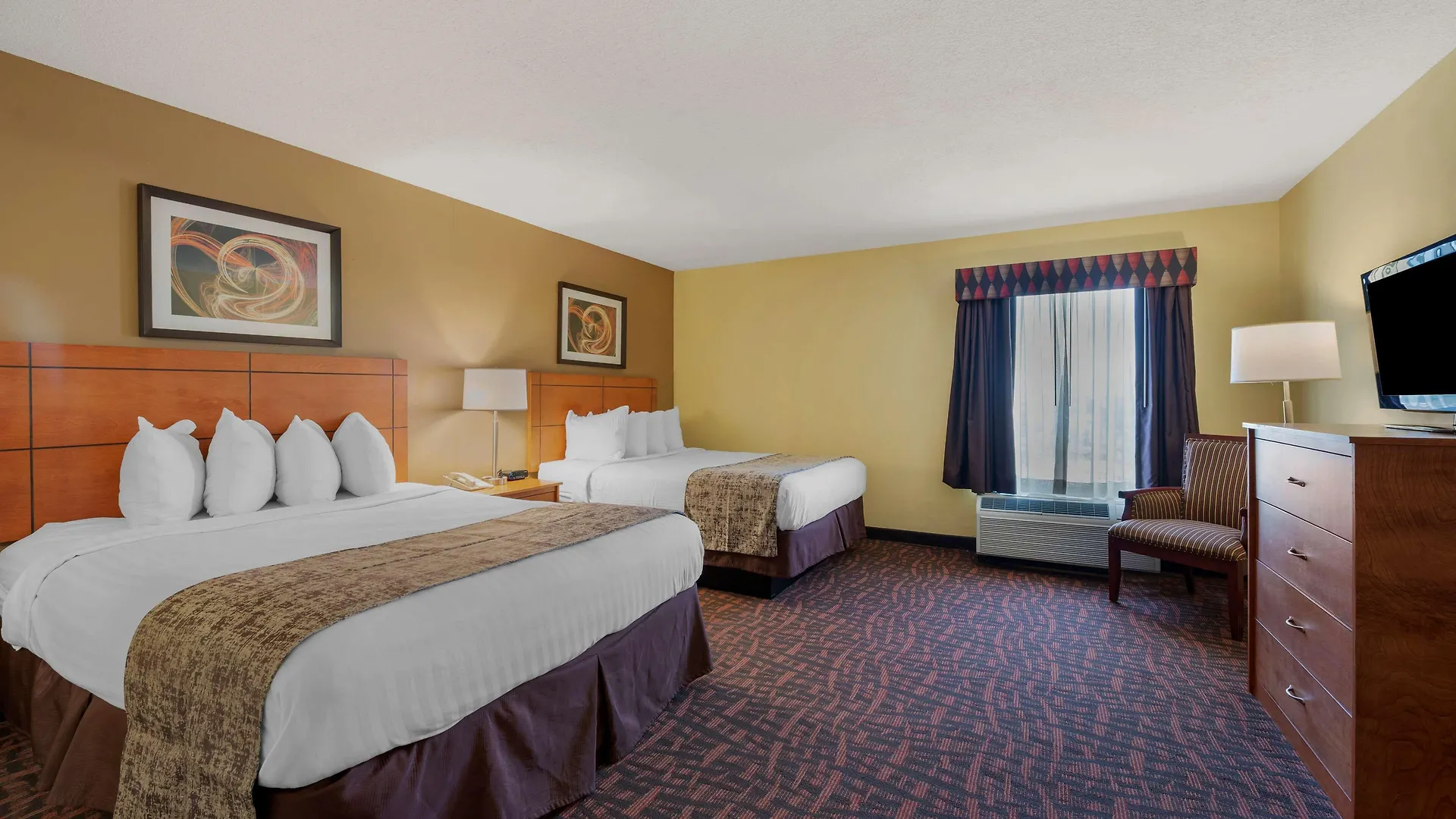 Staying In Louisville East: 8 Three-Star Hotels Compared