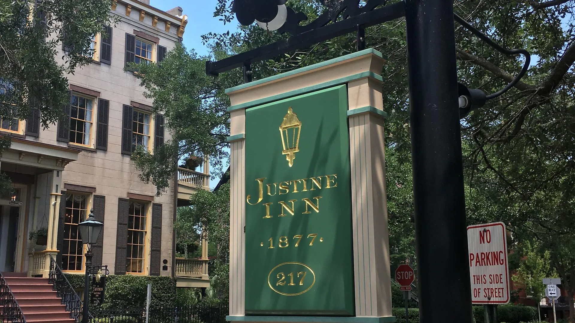 9 Central Savannah Hotels Near Ralph Mark Gilbert Museum