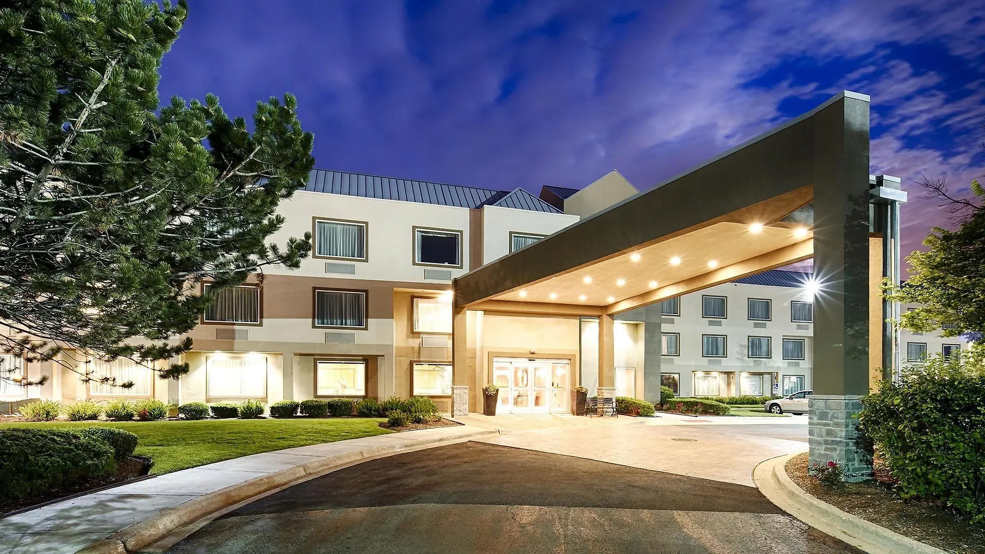 5 Golf Hotels Close to United Plaza Shopping Center Reviewed