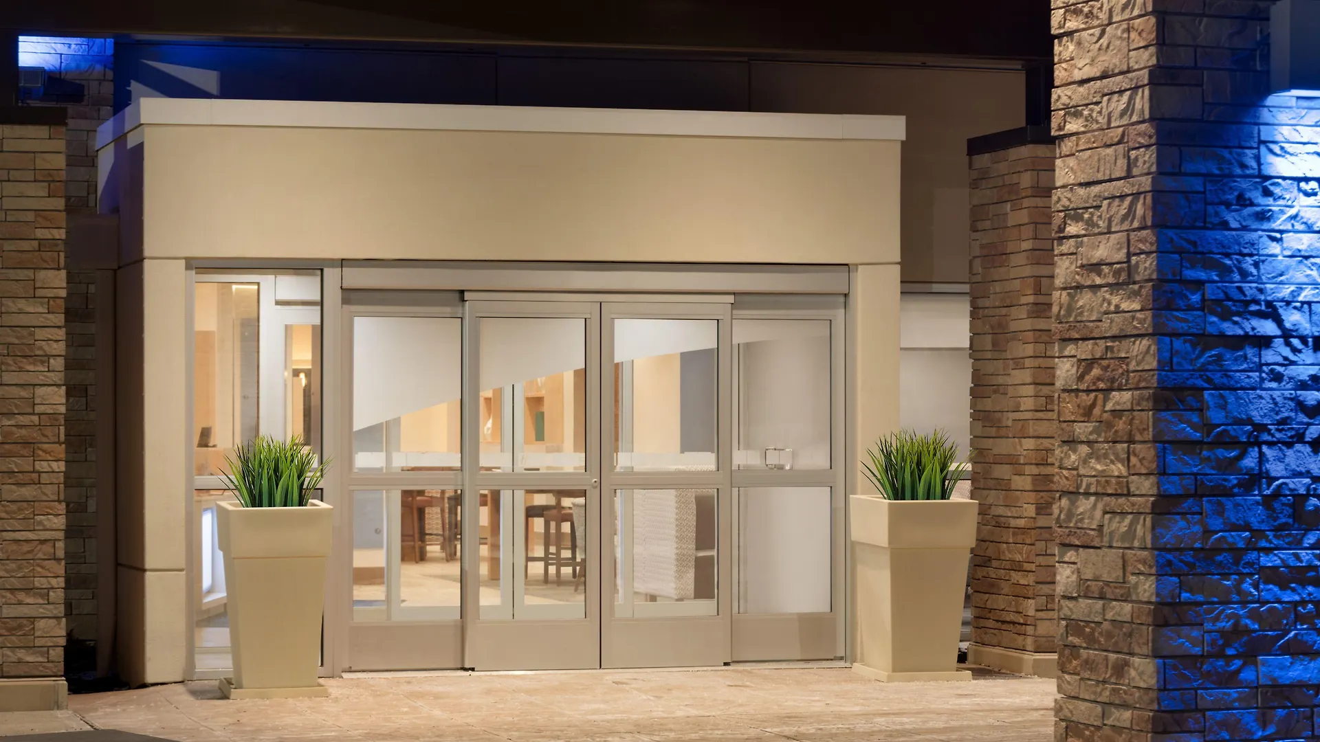 Staying Near Devou Park: 9 Airport Hotels Compared