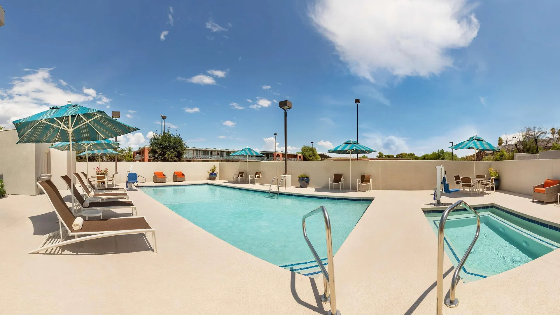 4 Smart Business Hotels Near Arizona Stadium Worth Booking