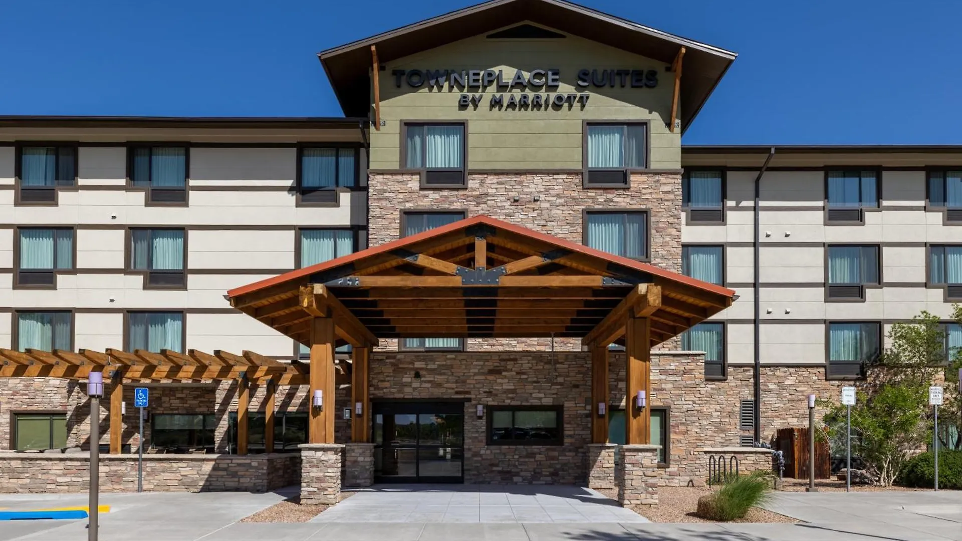 4 Business Hotels Near the Balloon Museum Worth Booking