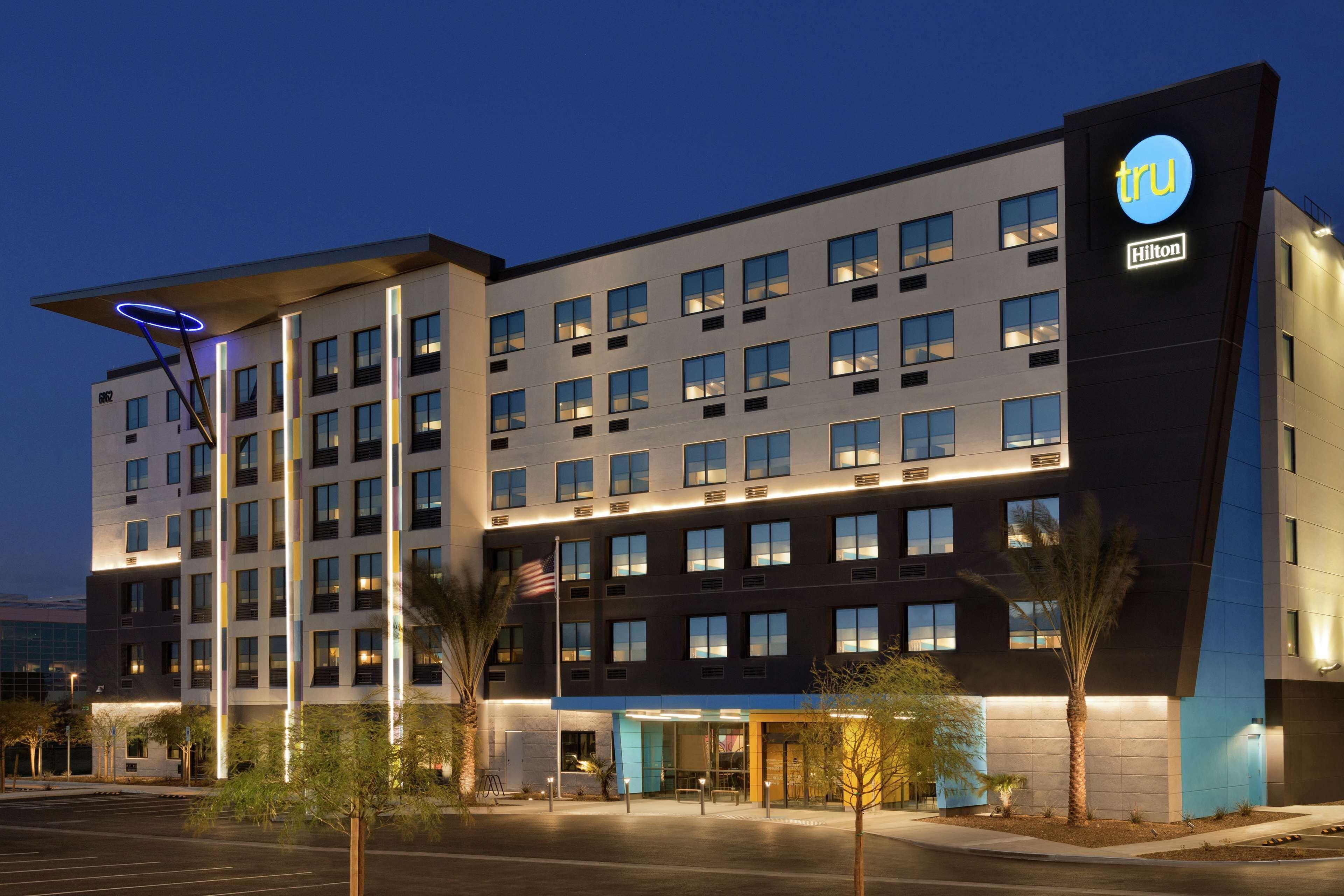 Staying Near Mandalay Bay Shark Reef: 15 Airport Hotels Compared