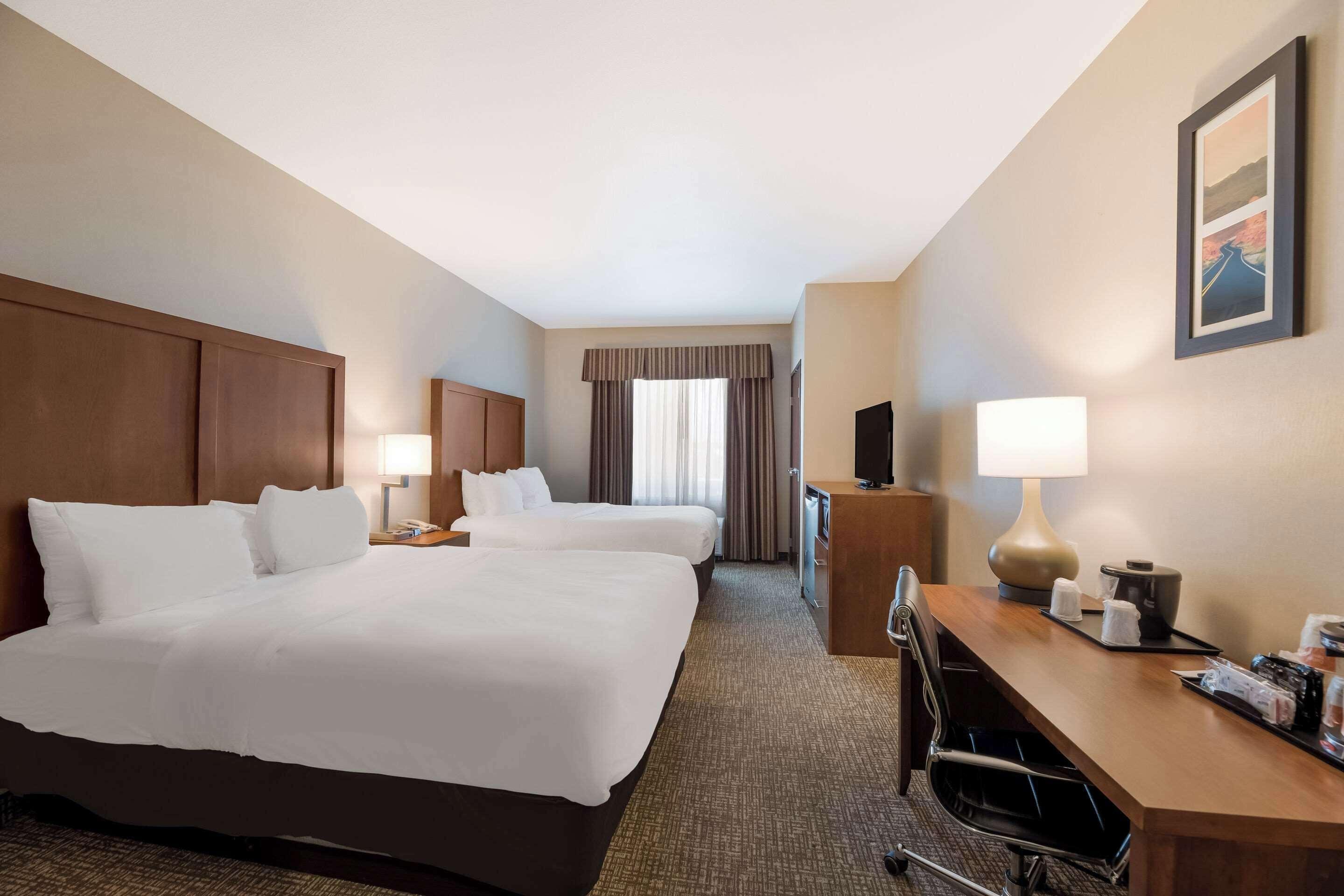4 Business Hotels Close to Downtown Fremont Street Las Vegas