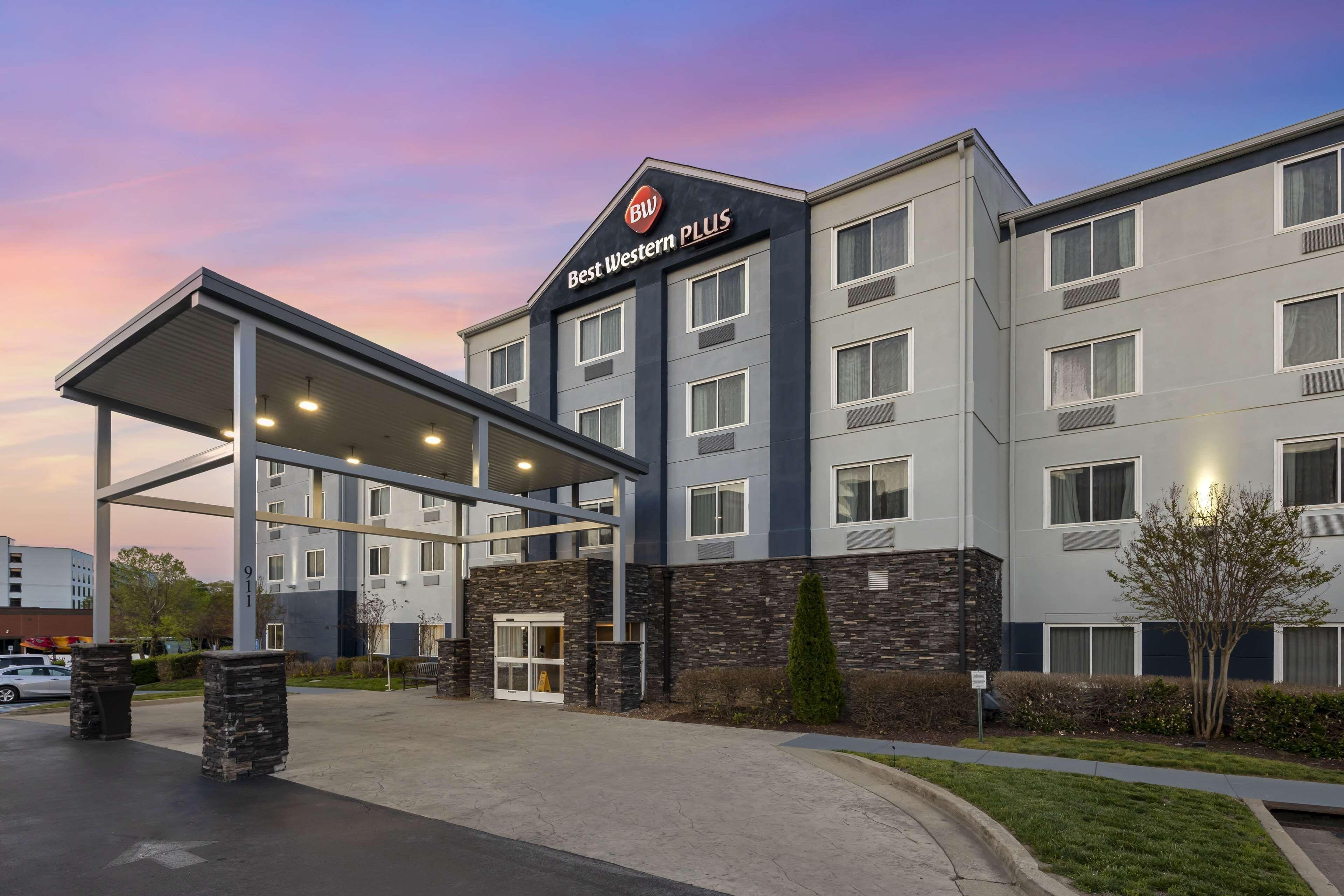 15 Smart Business Hotels Near Lane Motor Museum Worth Booking