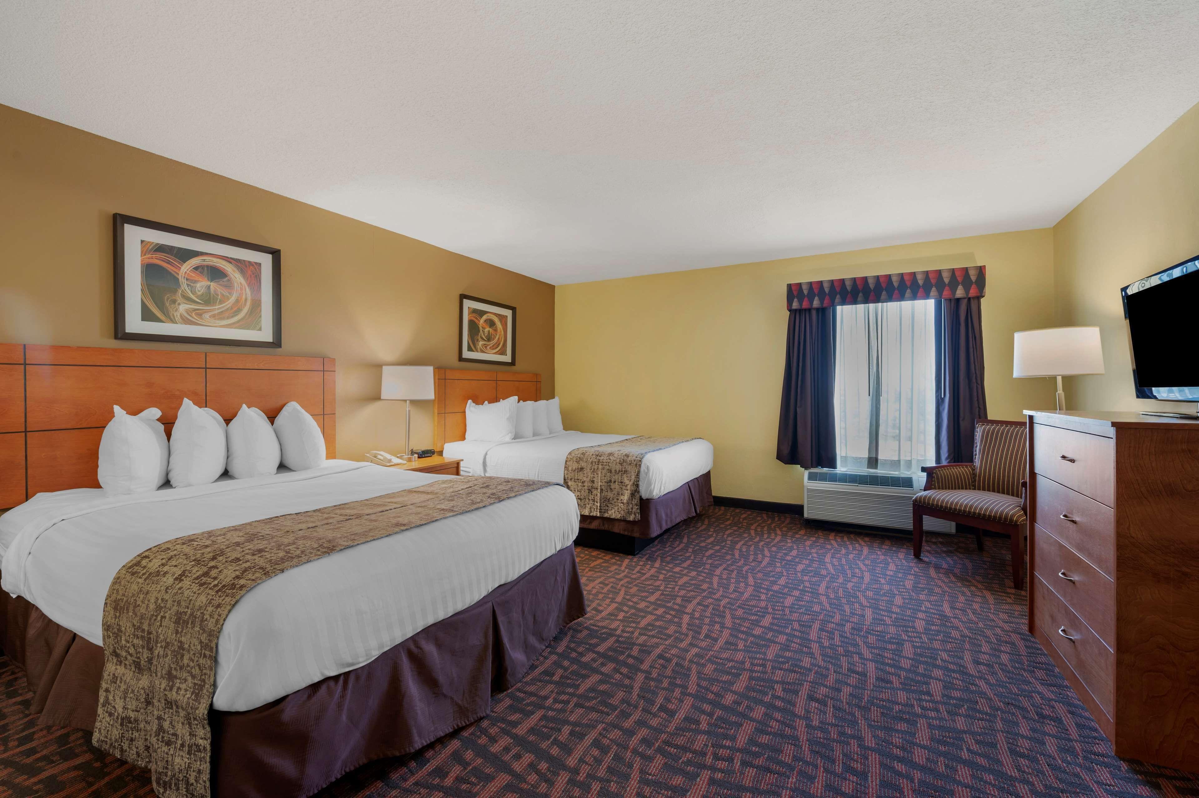 Staying In Louisville East: 8 Three-Star Hotels Compared